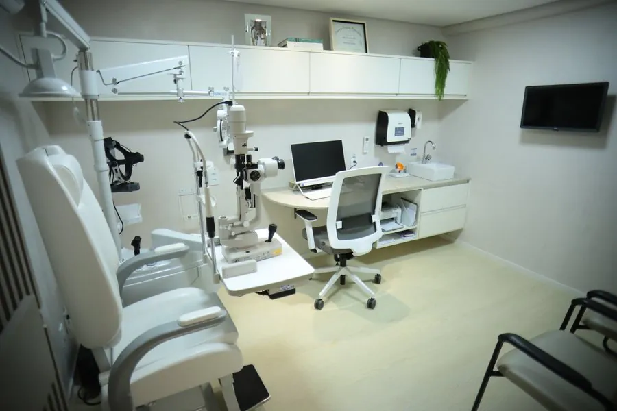 Consultório com lâmpada de fenda — Oculare Medical Center Caruaru