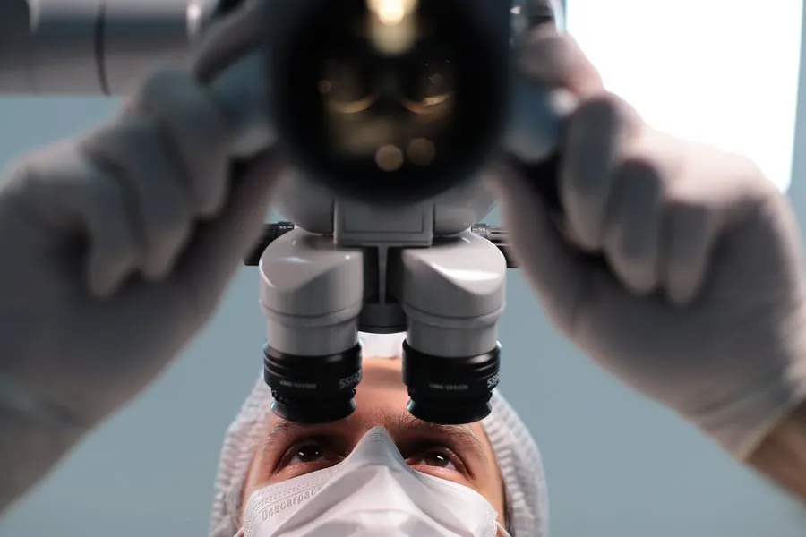 Dr. Getúlio Cardoso ao microscópio Zeiss — Oculare Medical Center Caruaru
