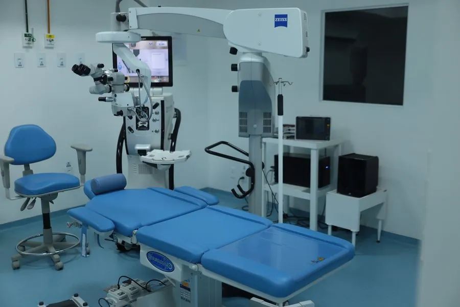 Sala de cirurgia com microscópio Zeiss — Oculare Medical Center Caruaru