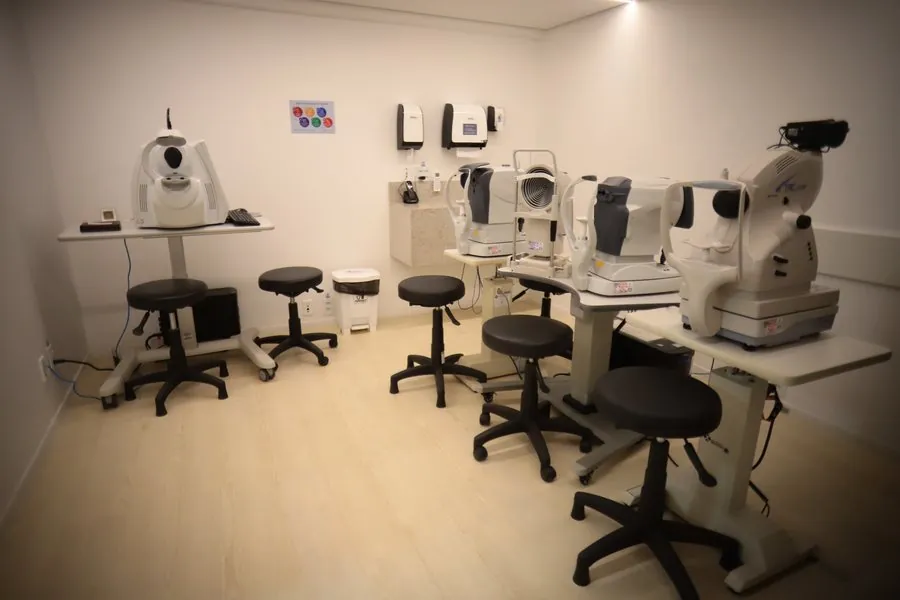 Sala de exames com equipamentos NIDEK e Zeiss — Oculare Medical Center Caruaru