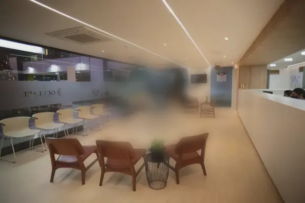 Simulação de visão com edema macular: centro borrado e distorcido